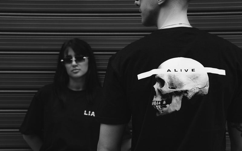 "Alive" Unisex Μαύρο Μπλουζάκι με Νεκροκεφαλή - Lost In Athens Originals